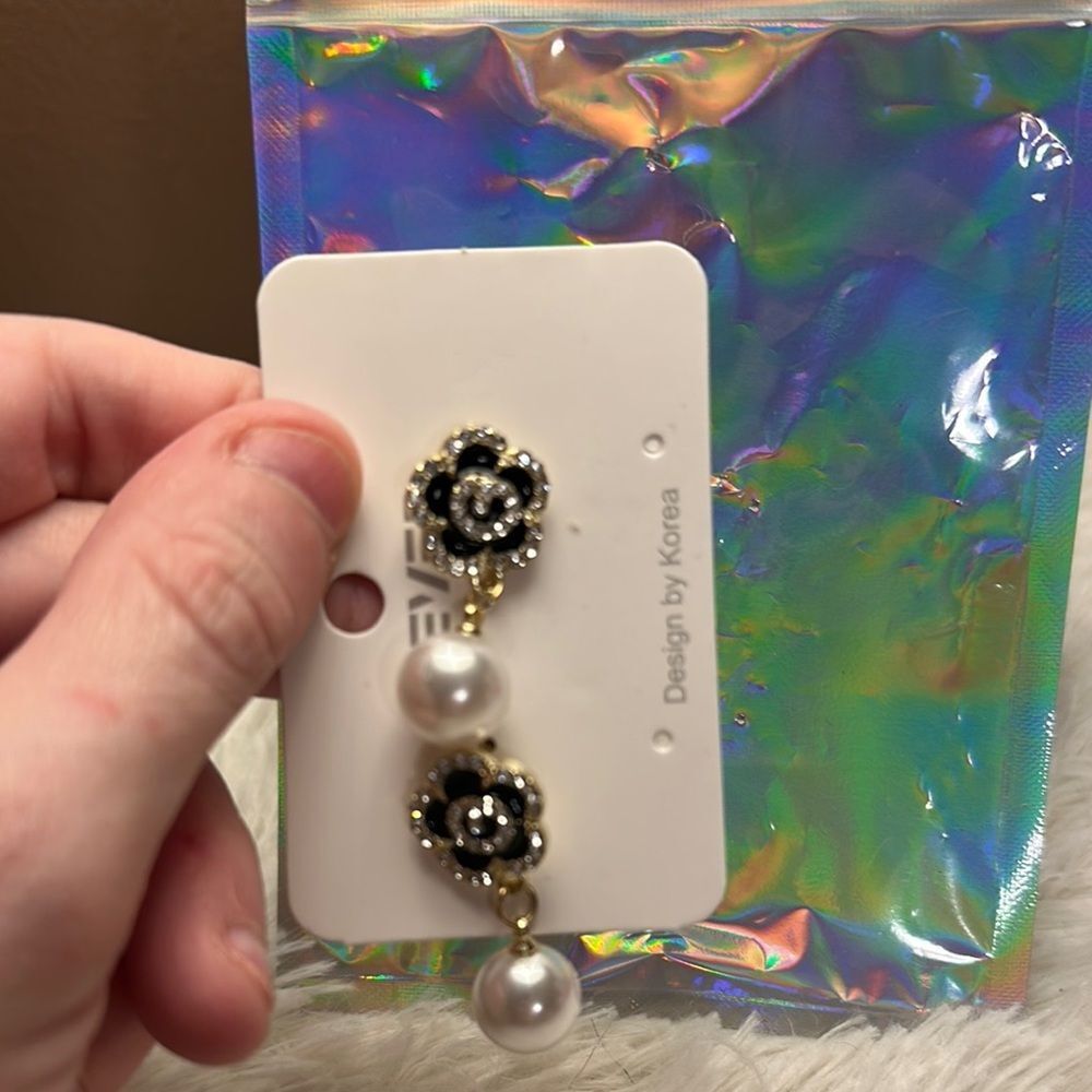 Floral Pearl Earrings blackwhite&gold - Picture 4 of 4